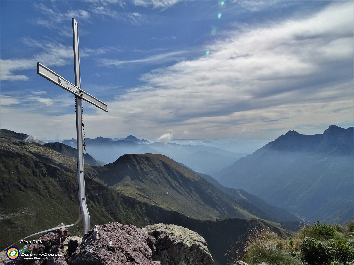 22 Cima delle galline (2131 m) con vista sulla Valle della Corte e Valcanale.JPG